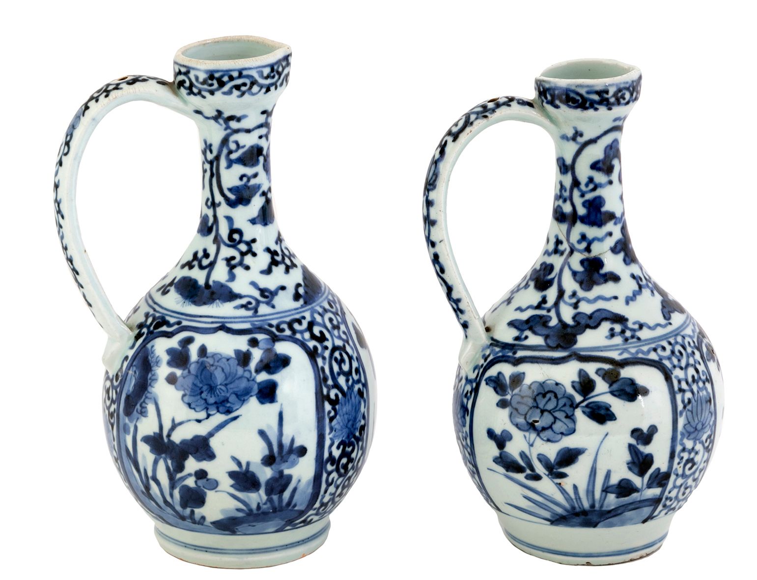Null Japon, période Edo (1603-1868)
Lot de deux verseuses en porcelaine d’Arita &hellip;