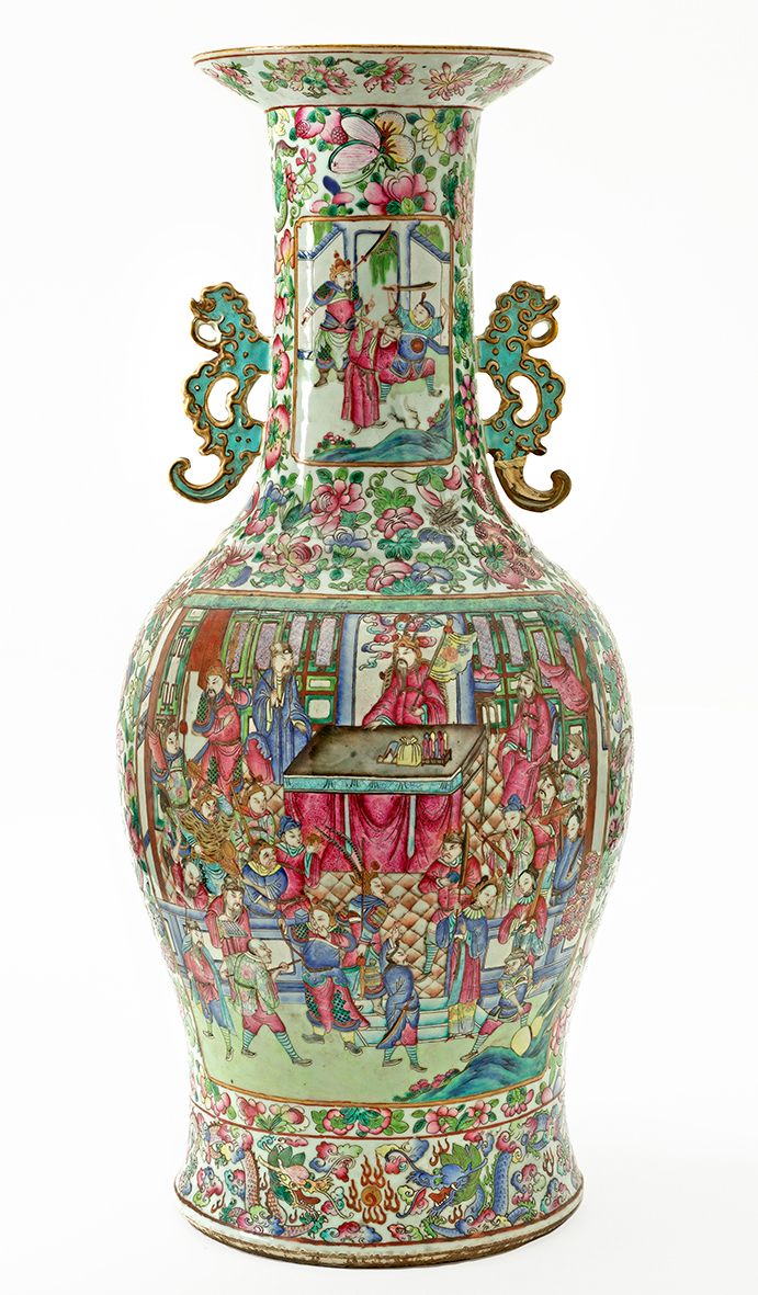 Null Chine, XIXe siècle 
Important vase en porcelaine de Canton à décor en émaux&hellip;