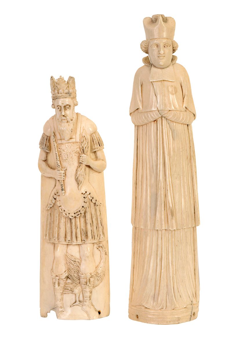 Null Deux dos de râpe à tabac en ivoire sculpté, l’un en forme de Roi couronné e&hellip;