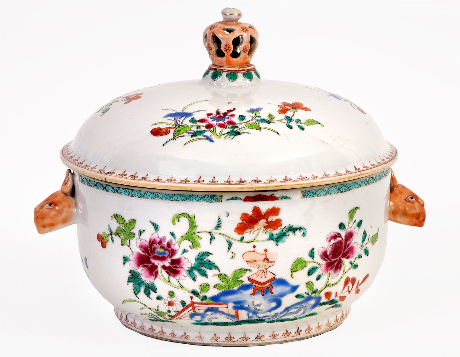 Null Chine, époque Qianlong (1736-1795)
Soupière en porcelaine à décor en émaux &hellip;