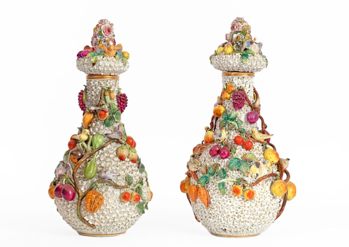 Null Jacob PETIT (1796-1868)
Ein Paar gedeckter Vasen aus Porzellan mit Reliefde&hellip;