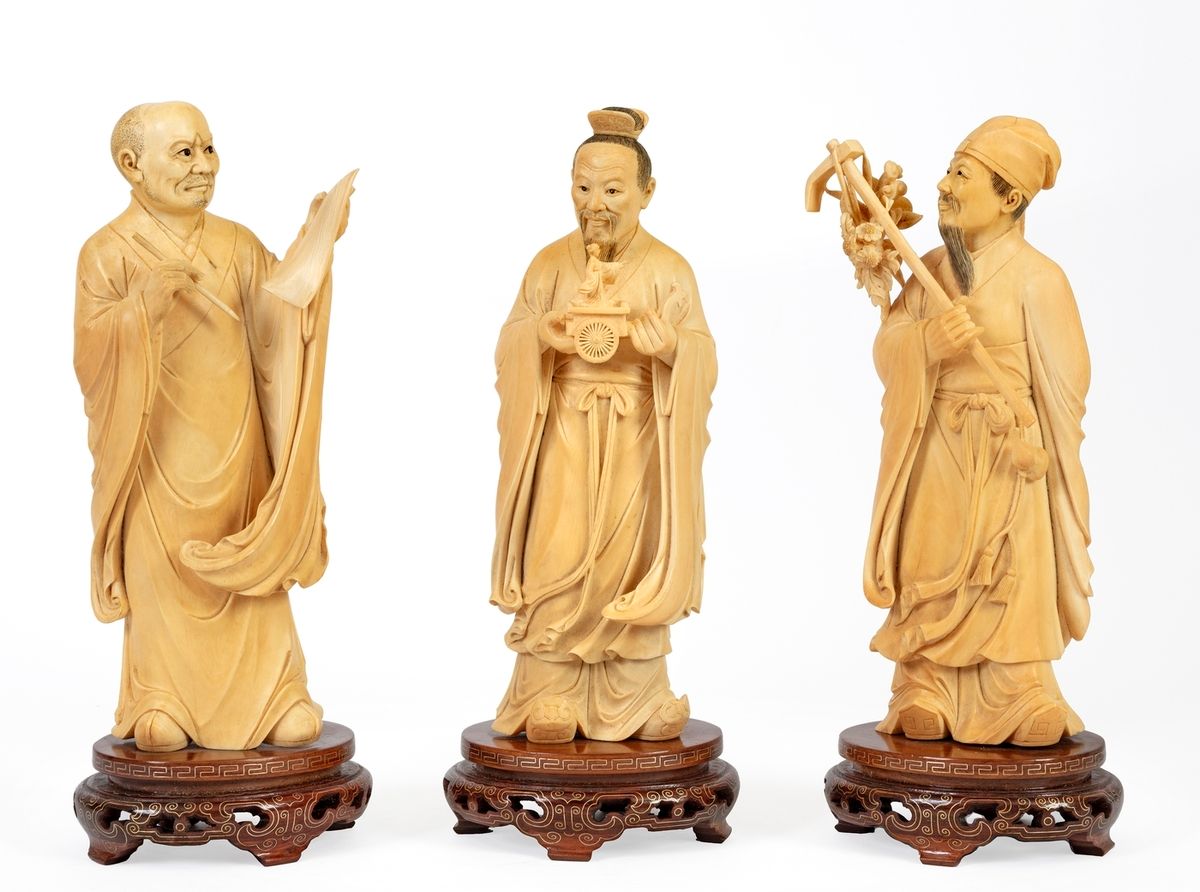 Null 中国，晚清时期（1644-1912）
一系列三个中国工匠的象牙雕塑。
总高度：+/-29厘米，镶嵌在木质底座上。