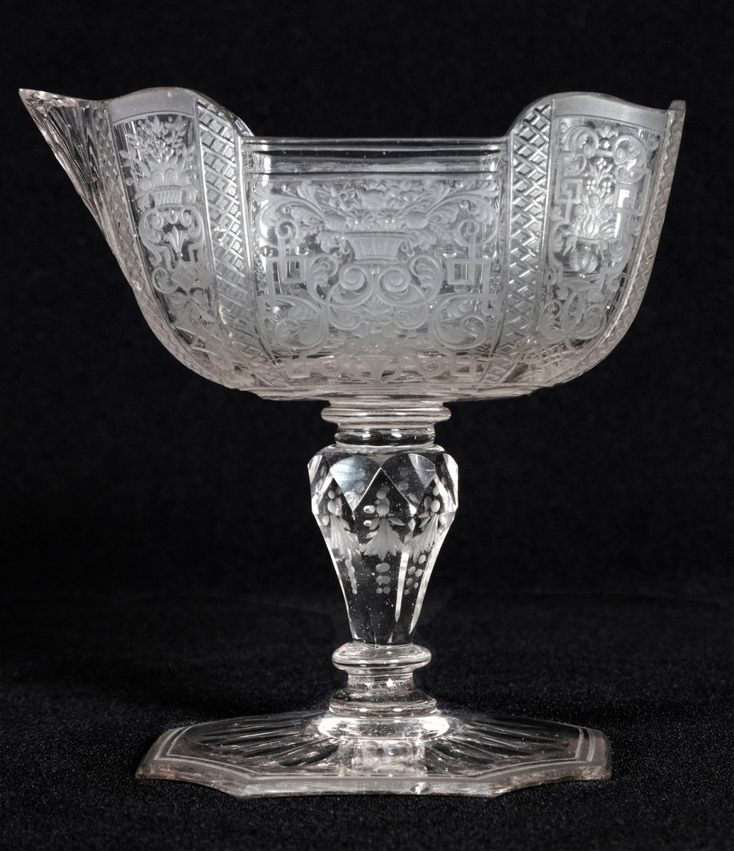 Null Gravy boat on foot out of engraved glass with decoration of rinceaux 
Europ&hellip;