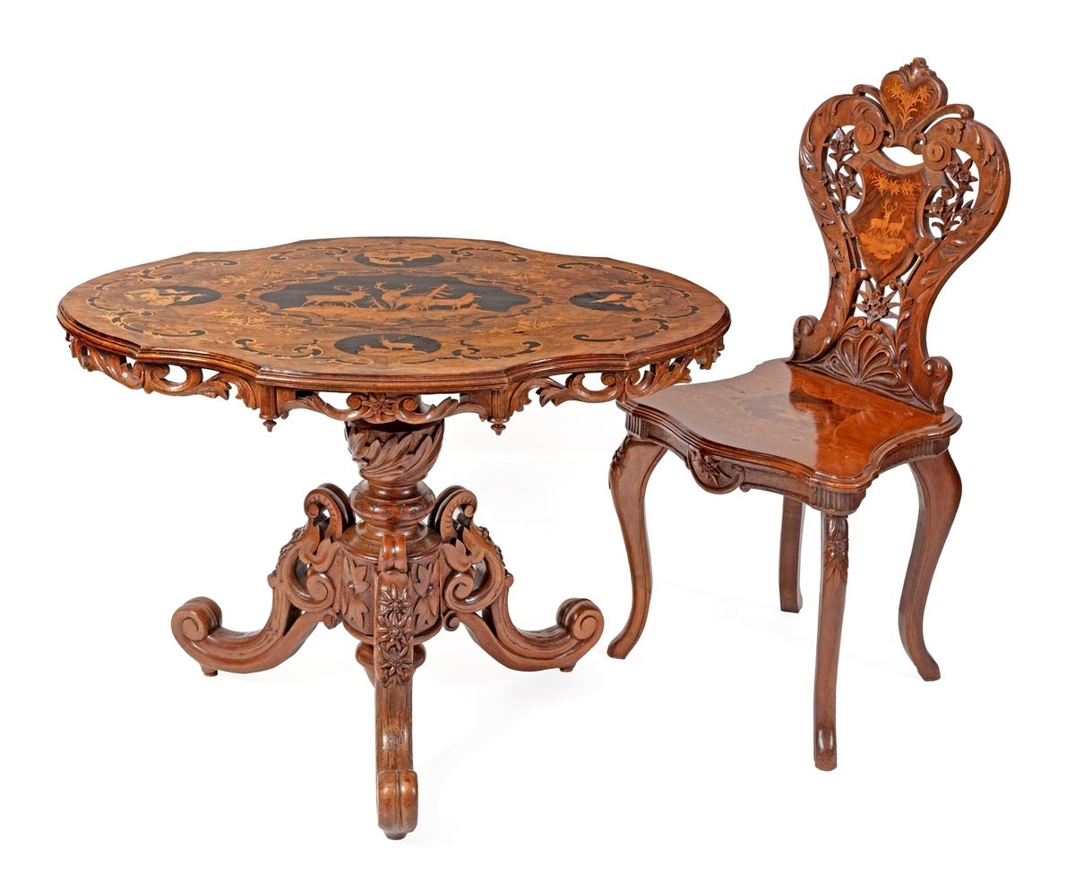 Null 三条腿支撑的小提琴形状的基座桌和它的椅子，用雕刻和镶嵌的木头，在黑色和花卉背景上装饰着鹿。
19世纪末的黑森林作品。
桌子：68 x 92 x 69 &hellip;