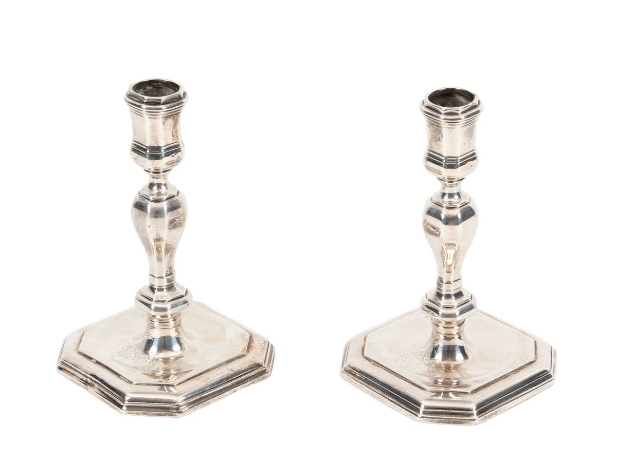 Null Paar silberne Kerzenhalter aus der Zeit Ludwigs XIV.
Verziert mit einem Wap&hellip;