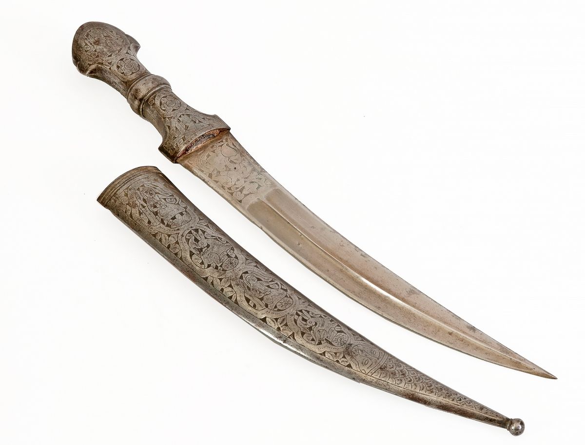 Null 铁制坎肩匕首，刻有动物和人物，带套筒刀鞘，双喉刀
19世纪
长度：46厘米

本拍品由Gilbert Putterie描述。