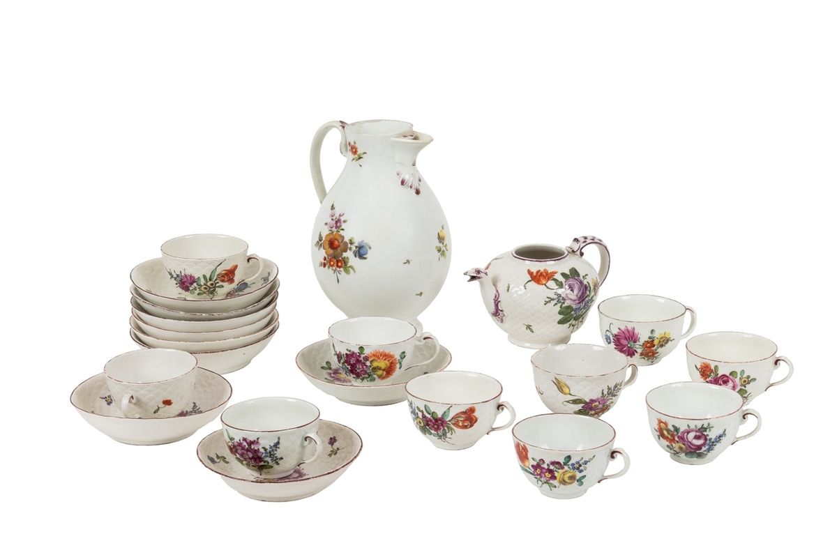 Null 路德维希堡的多色瓷茶具，在浅浮雕背景上有花卉装饰，包括：
- 一个小茶壶和它的盖子
- 十个杯子，几个略有不同的型号
- 九个 "卡洛特 "碟子，几个&hellip;
