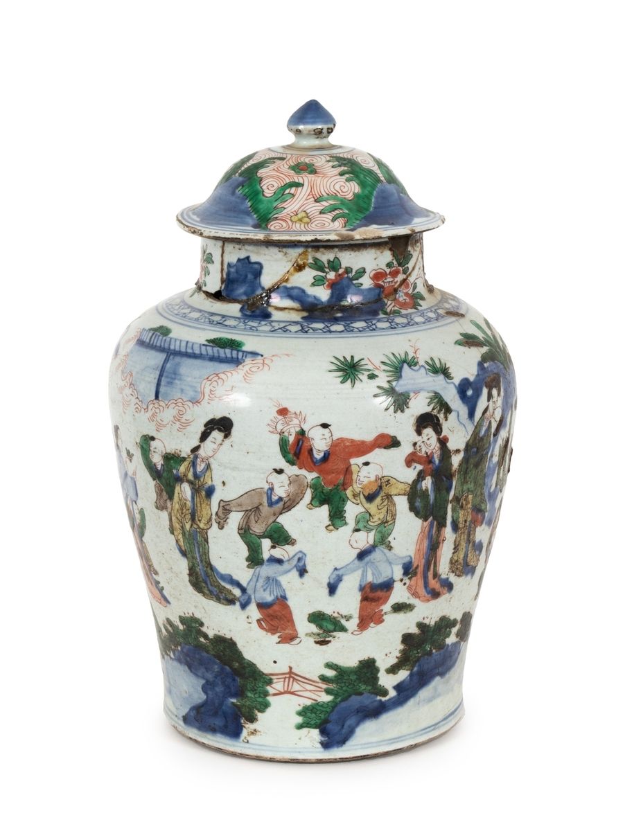 Null 中国，过渡时期，17世纪
带有五彩珐琅装饰的儿童游戏的盖罐
高度：41厘米
 （事故和旧的修复物