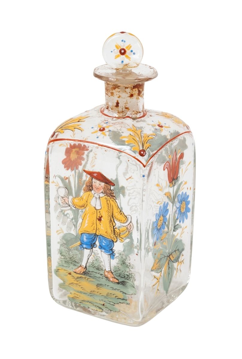 Null 一个搪瓷玻璃瓶，上面有一个拿着酒杯的男人和花卉装饰。日期为1579年。
德国或奥地利16世纪的作品。
高度：17厘米
 （重新加盖）。