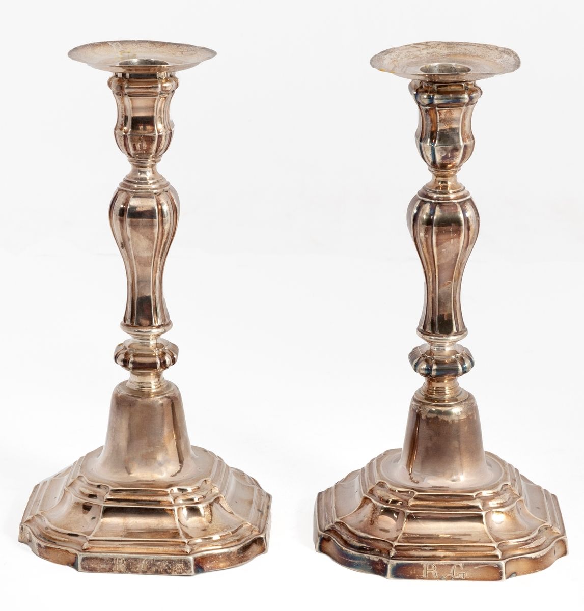 Null 一对路易十四风格的银质烛台，有 "R.G "字样，有 "IV "字样
19世纪或更早的作品
高度：23.5厘米
重量：700克
 （附有灯芯，以前曾钻&hellip;
