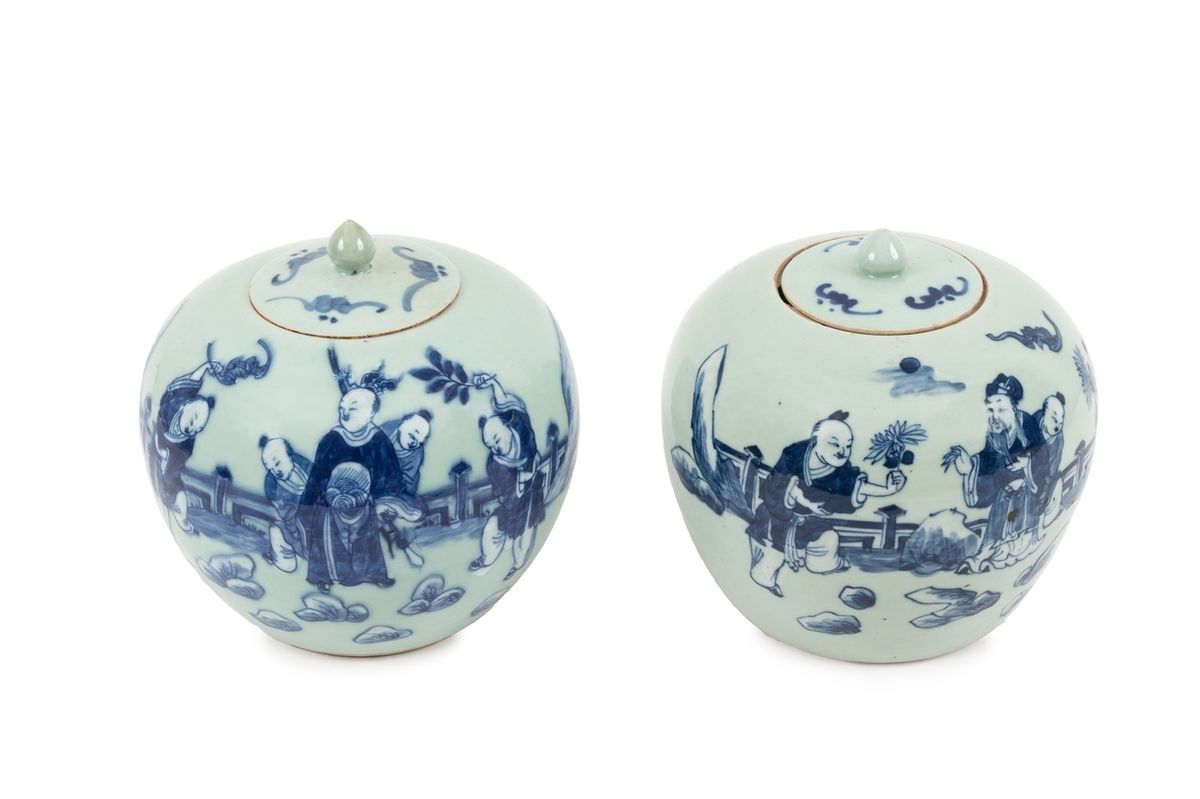Null China, 19. Jahrhundert
Zwei gedeckte Porzellankannen mit einem Dekor aus bl&hellip;
