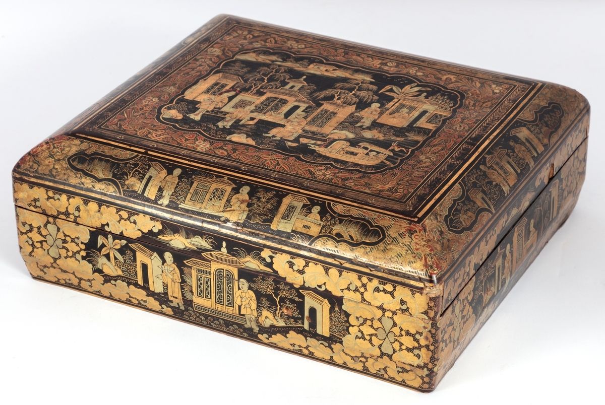 Null Chine, XIXe siècle 
Boîte à jeux rectangulaire en laque noire et or à décor&hellip;