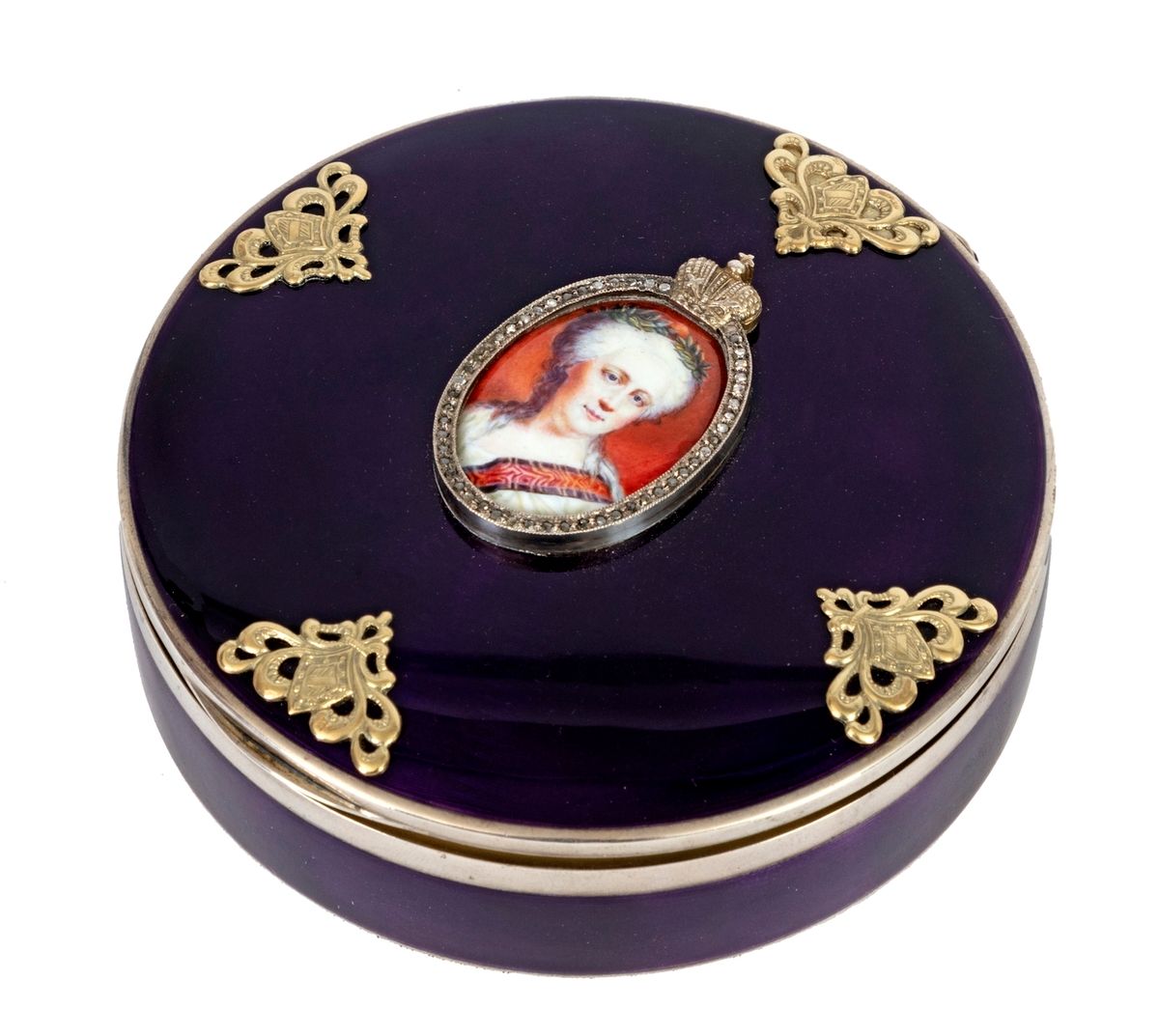 Null 一个圆形的银盒，84佐罗特尼克（875千分之一），有玑镂装饰，紫色珐琅的盖子中间装饰着一幅珐琅画，画的是凯瑟琳二世女皇在白色石头框架中的肖像。
法贝热&hellip;