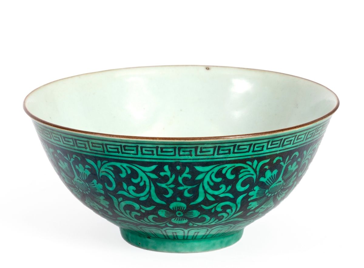 Null 中国，18世纪末
瓷碗以黑色家族珐琅彩装饰，绿色背景上有叶子。
底部有标记
高度：8厘米
直径：17厘米
 （底部和边缘有裂纹