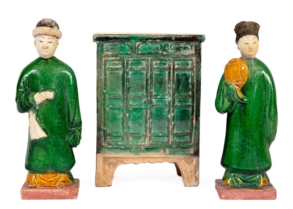 Null 中国，可能是明末时期（1368-1644）
一套两个人物和一件家具的缩影，釉面石器
高度：21厘米和18.5厘米