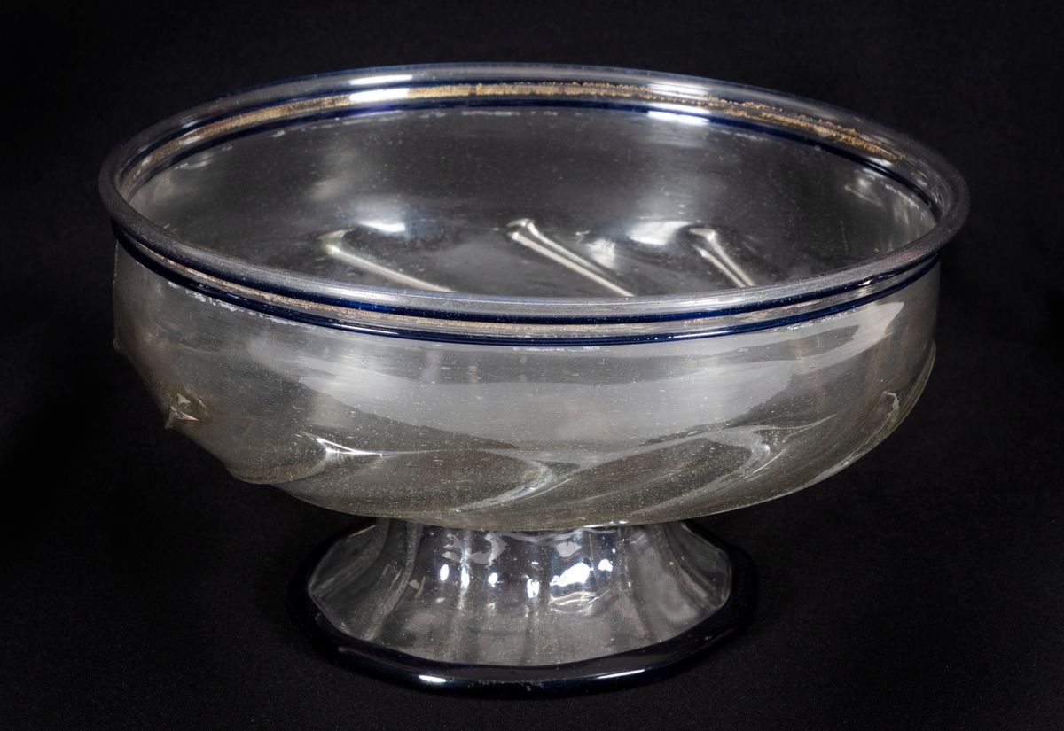 Null 蓝色螺旋形装饰的大玻璃碗
意大利作品，穆拉诺，可能是17世纪
直径：28.5厘米