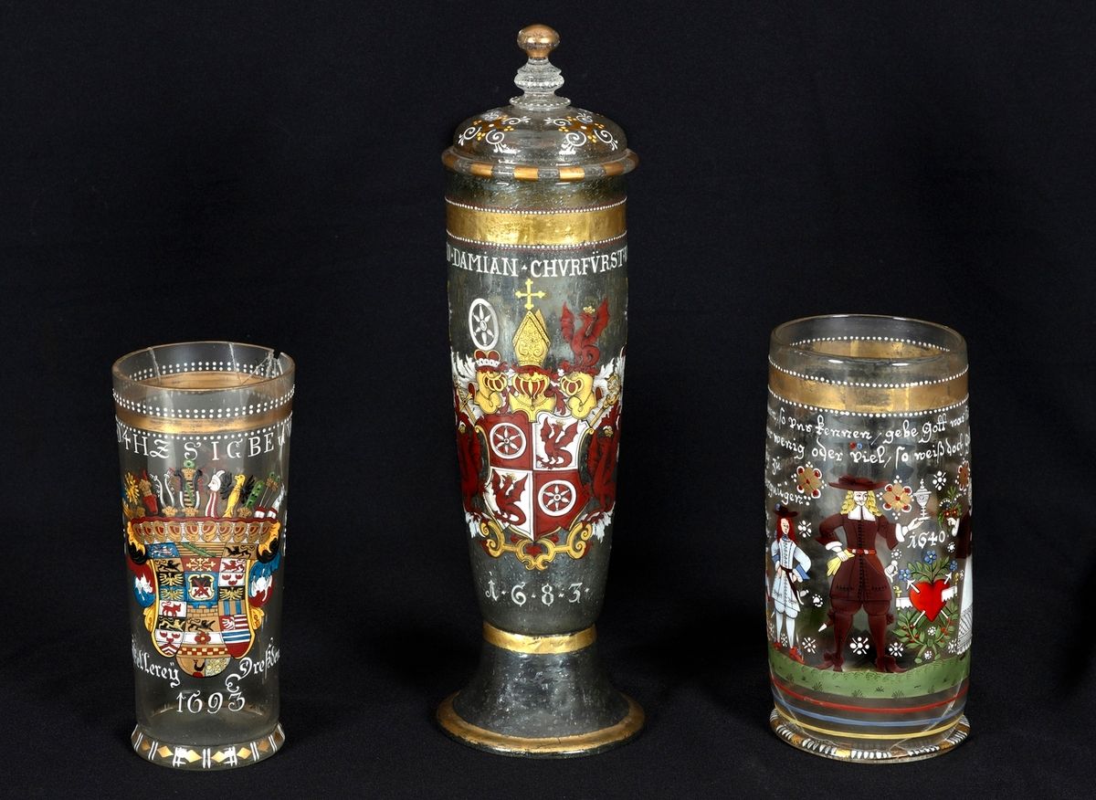 Null Gran taza de vidrio esmaltado con escudo y decoración floral
Inscripciones:&hellip;