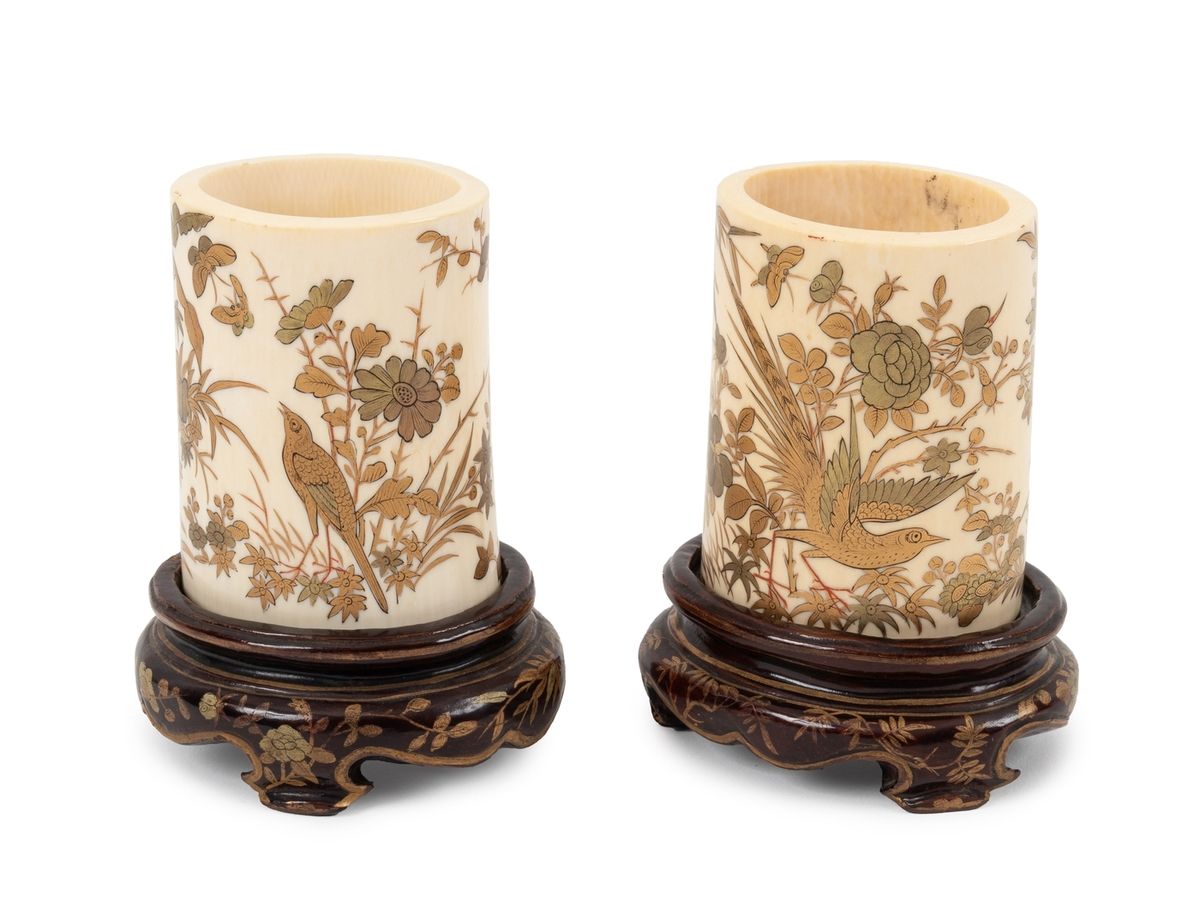Null 日本，明治时期（1867-1912）
一对象牙卷轴花瓶，饰以金漆，植物中的涉禽。在涂漆的木质底座上
总高度：11.5厘米
 （一个花瓶略有裂纹