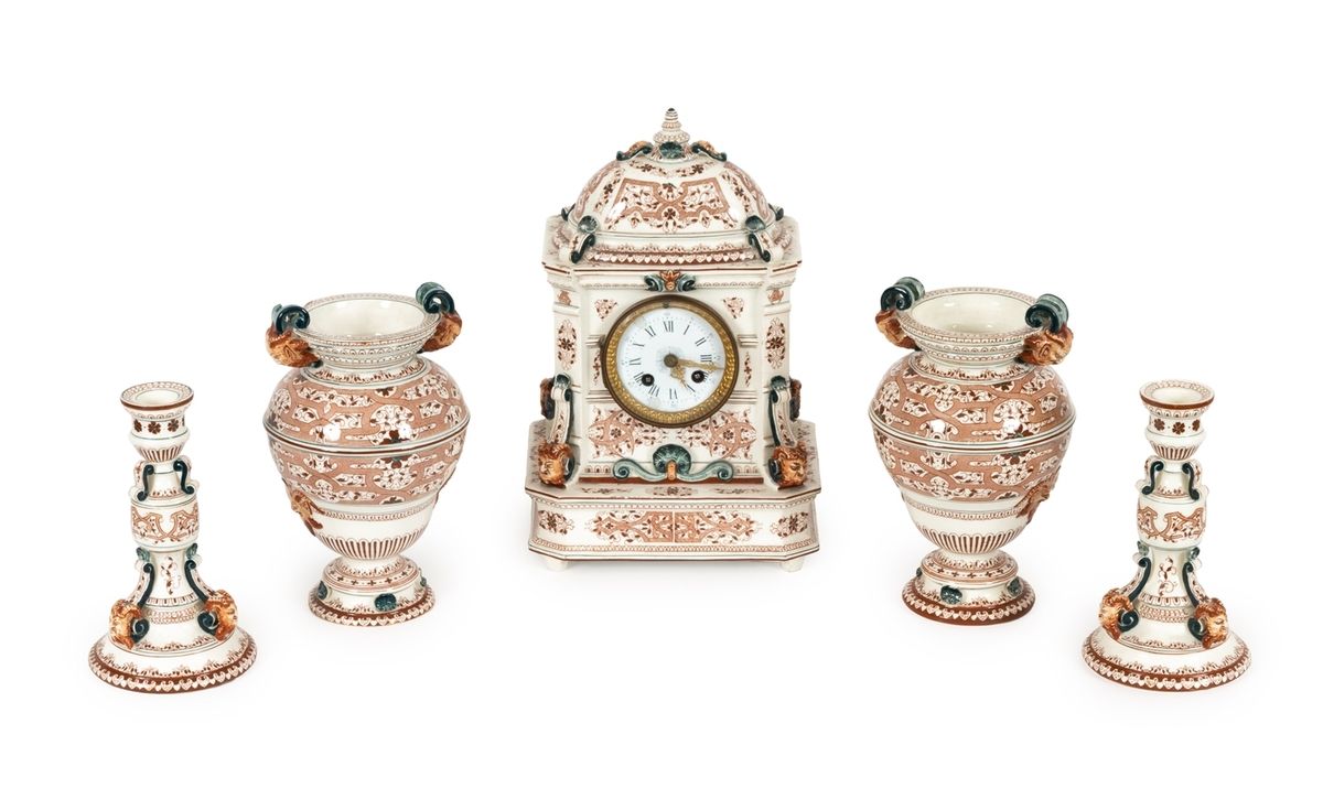 Null Garniture d’horloge cinq pièces en faïence à décor de têtes de satyres, coq&hellip;