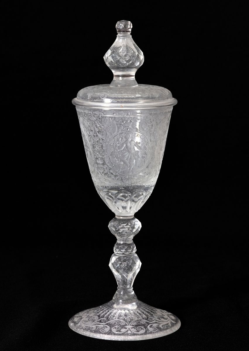 Null Seltener gedeckter Pokal auf einem Fuß, aus fein geätztem Glas mit Allegori&hellip;