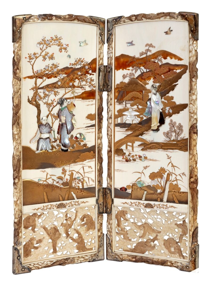 Null 日本，明治时期（1868-1912）
象牙雕刻的桌屏，涂漆并镶嵌珍珠母、珊瑚和玉石
一面装饰着在树枝上玩耍的猴子，另一面是山水间的宫女和儿童。银色的端&hellip;