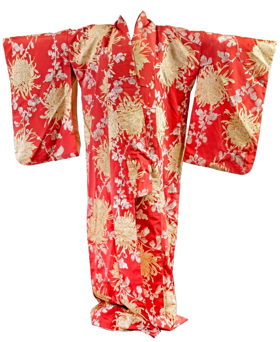 Null Japan, 20th century 
Kimono in gold and silver thread with floral decoratio&hellip;