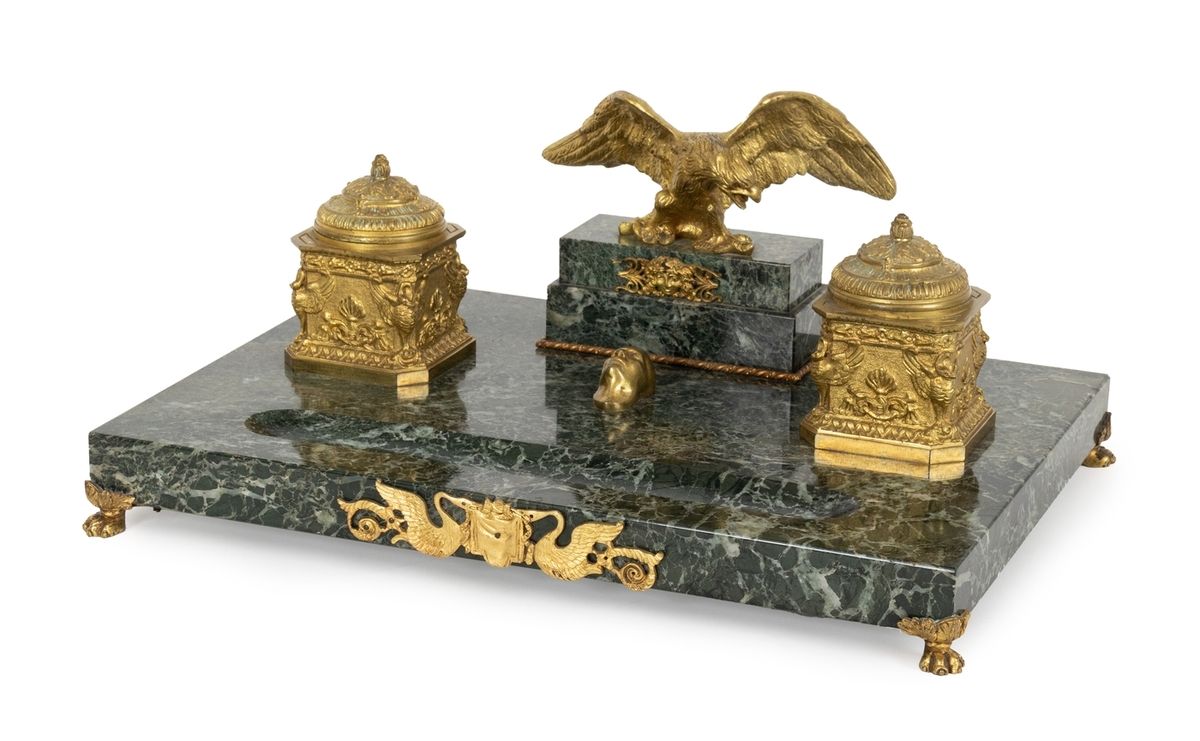 Null 绿色大理石和鎏金青铜墨斗，有鹰的装饰，放在四个爪脚上，中间是拿破仑的葬礼面具。
法国作品约1900年
18 x 42 x 30 cm
(一个玻璃容器受&hellip;