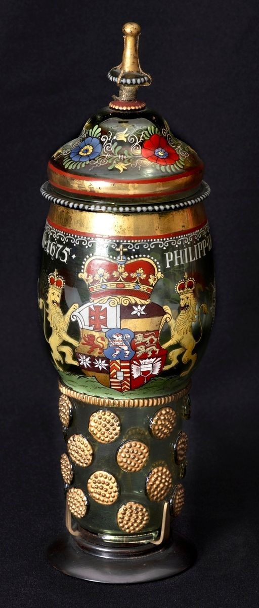 Null Roemer gedecktes Glas mit Wappen und Passionsblumen 
Inschriften: "PHILIPP.&hellip;