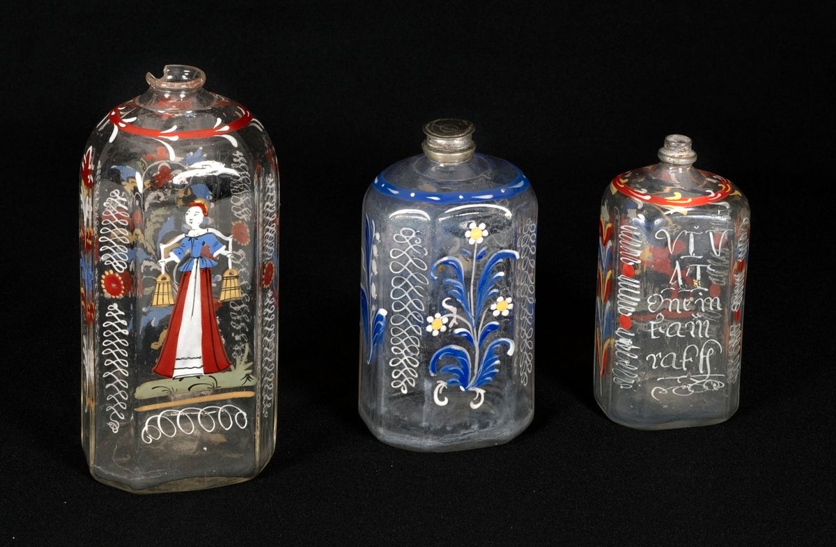 Null 一套三个带有各种装饰的搪瓷玻璃瓶
18世纪的德国作品
高度：从13到18.5厘米
 （颈部有一个缺口