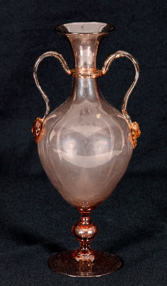 Null 浅色玻璃基座花瓶，有两个把手，装饰有凸圆形狮子头
意大利作品，穆拉诺，可能是17世纪
高度：27.5厘米