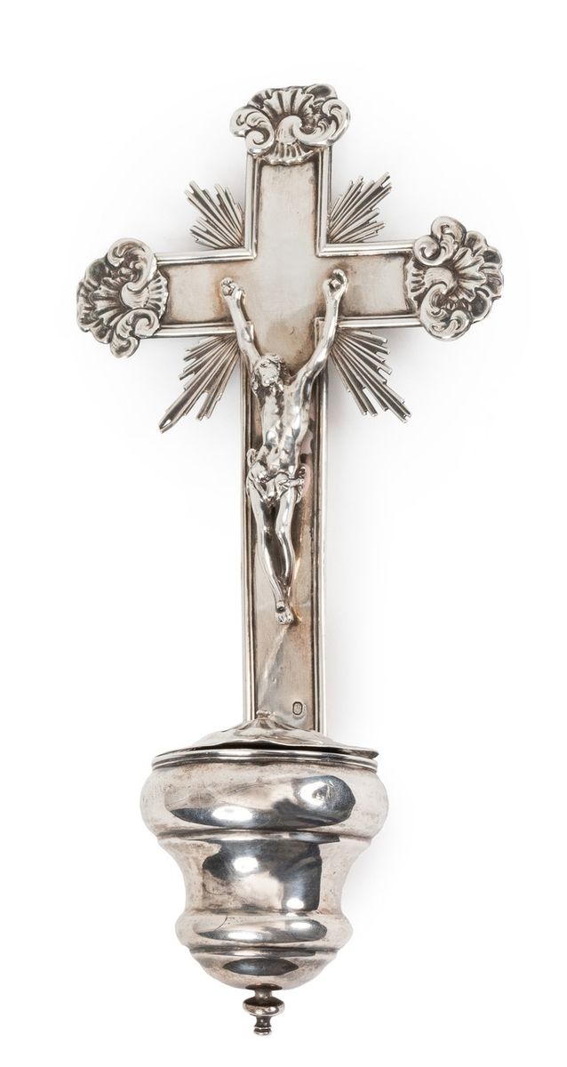 Null 路易十五时期的银质悬挂式十字架
18世纪根特印记
金匠标记与冠状D
金属插座和法国印记 19世纪
背面有E.D.R字母
高度：27厘米
重量：230克