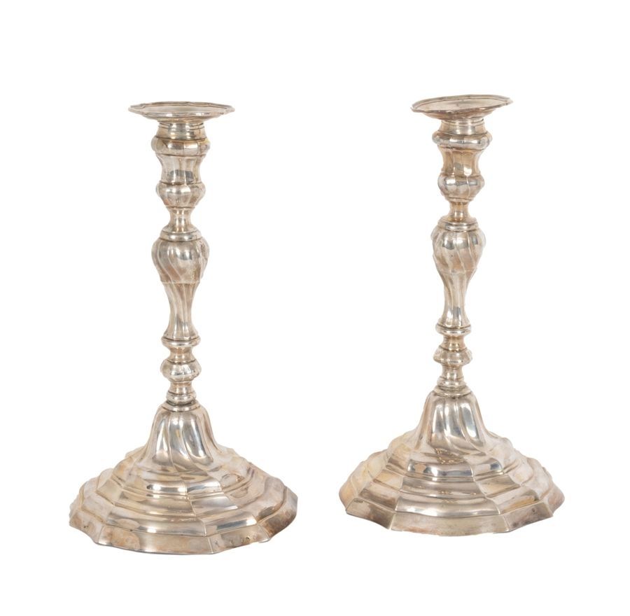 Null Paar gedrehte Kerzenständer im Stil von Louis XV aus Silber
Genter Punzen. &hellip;
