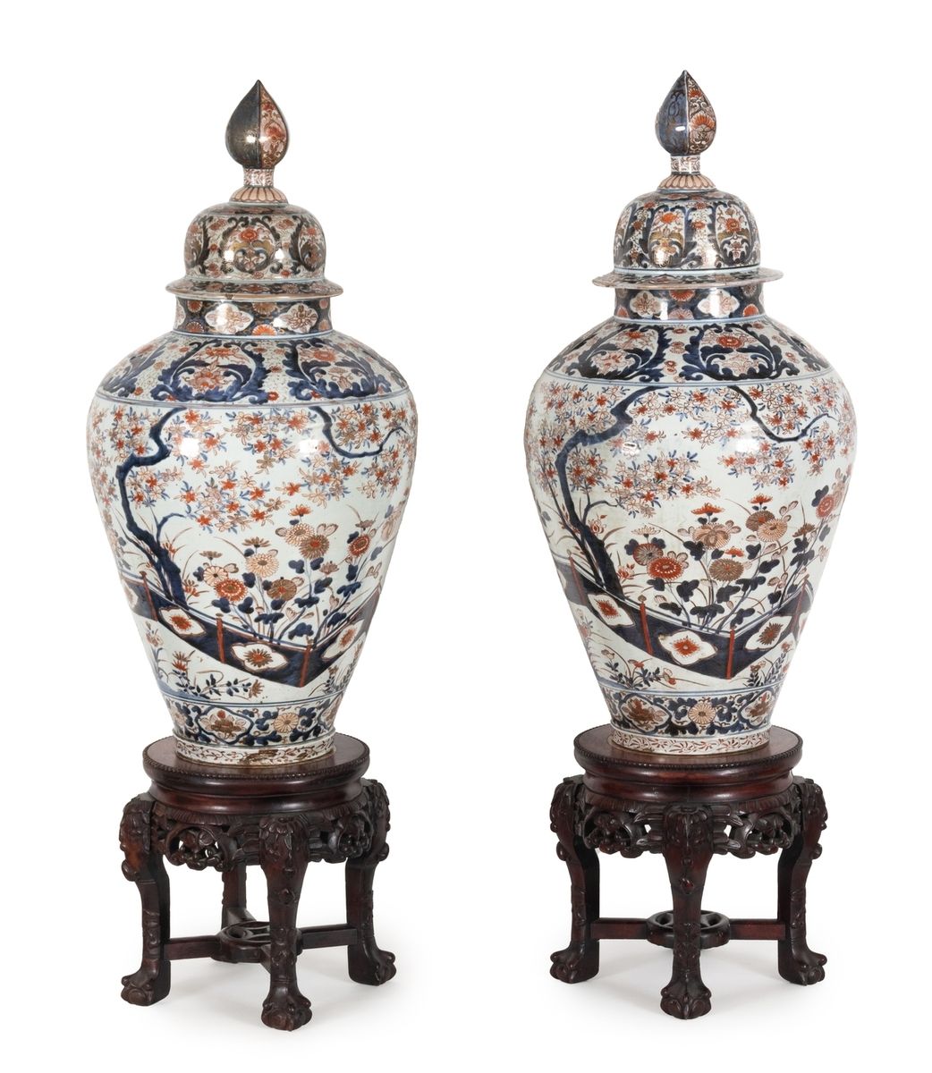 Null 日本，江户时代（1603-1868）
一对有伊万里装饰的大瓷盖花瓶。
高度：90厘米
 （一个格子修复，一个盖子破裂，一个花瓶破裂）
两个带有大理石顶&hellip;