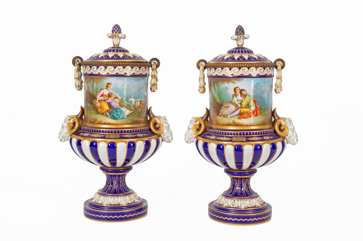 Null 一对路易十六风格的大花瓶及其盖子，采用多色塞夫勒瓷器，装饰有弗朗索瓦-布歇风格的英勇场景
两对羊头或月桂花环形式的把手
青铜座
盖子下有两个蓝色缠绕的&hellip;
