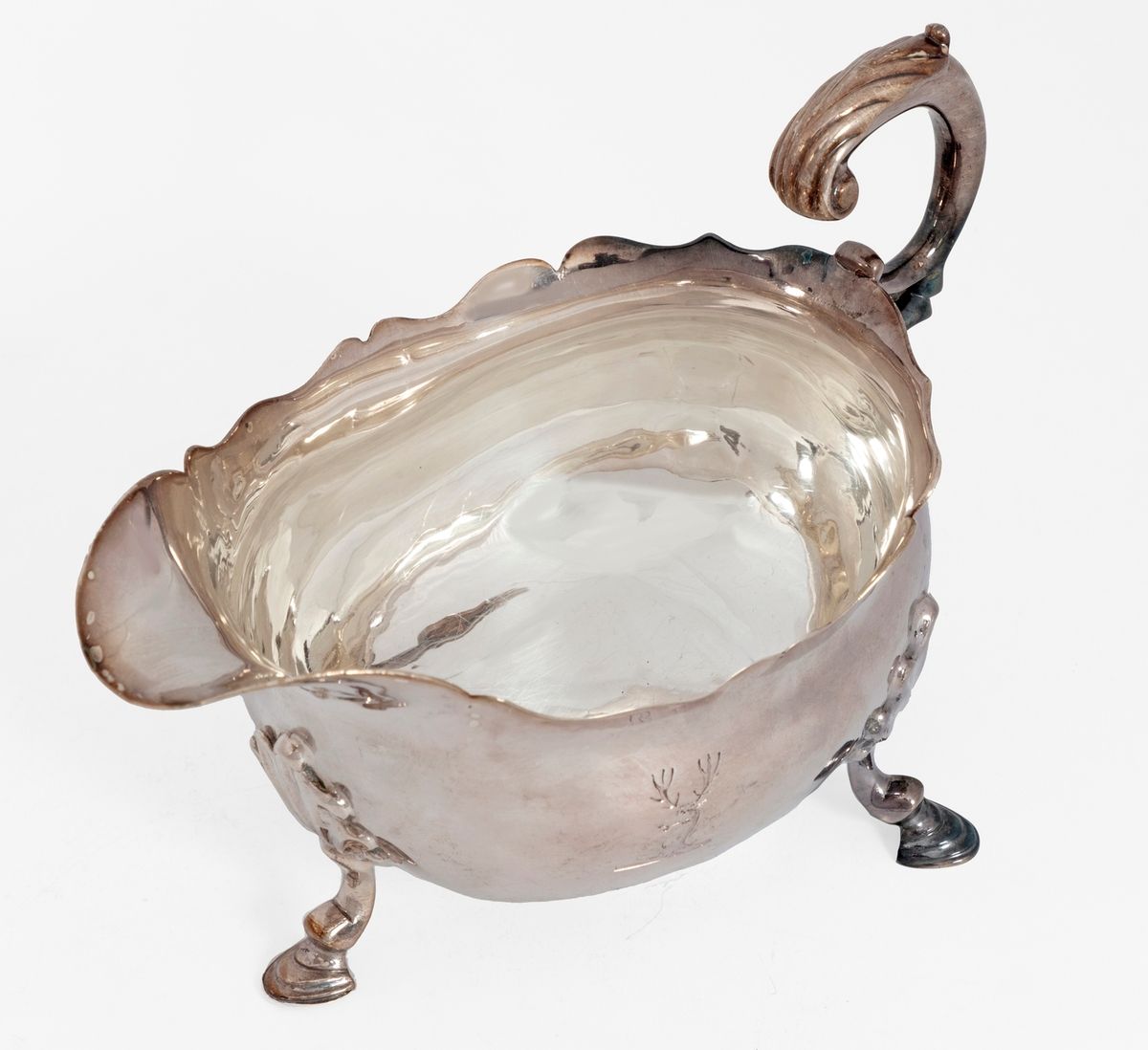 Null 三足银制酱缸，刻有鹿头装饰
18世纪的英国作品，日期为 "U"。
长度：17.5厘米
重量：260克
 （有轻微凹痕