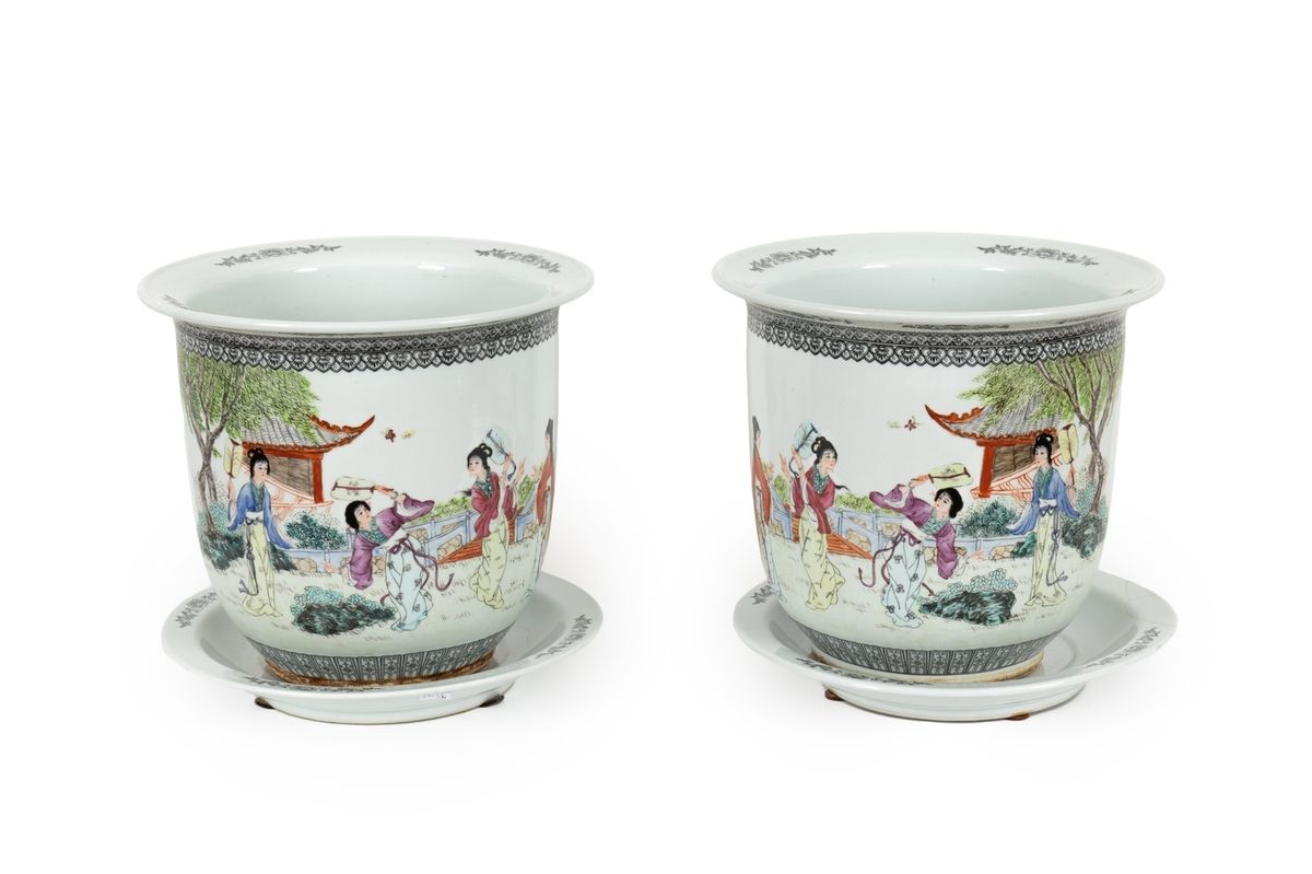 Null China, siglo XX 
Pareja de macetas y platillos de porcelana decorados con e&hellip;