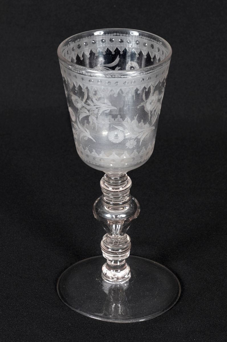 Null 底部刻有花卉装饰的玻璃高脚杯
18世纪欧洲作品
高度：22.5厘米