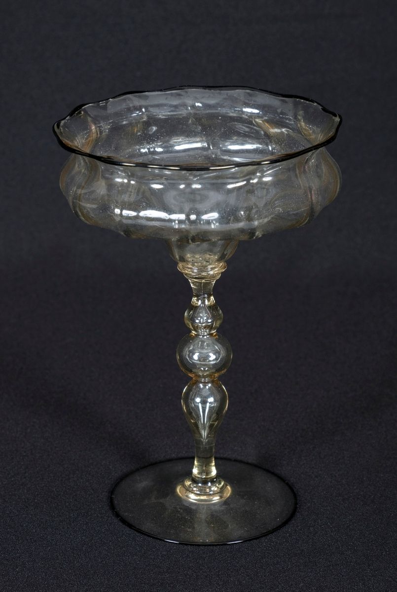 Null 杯子在基座上，有扭曲的侧面，黑色的边缘
意大利作品，穆拉诺，可能是17世纪
高度：18厘米