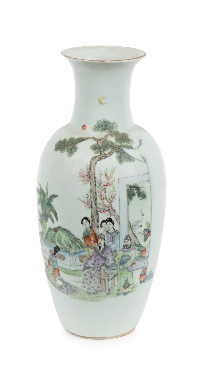 Null 中国，晚清时期（1644-1912）
瓷质阳台花瓶，有宫廷场景和诗的珐琅彩装饰
高度：44.5厘米