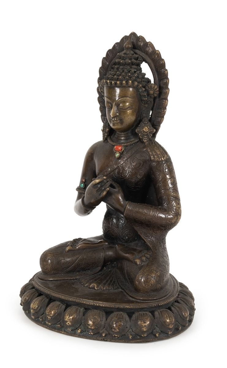 Null 西藏，20世纪初
佛祖坐在莲花上的青铜雕塑，他的袈裟上刻有花卉图案，镶嵌着半宝石。
高度：25厘米