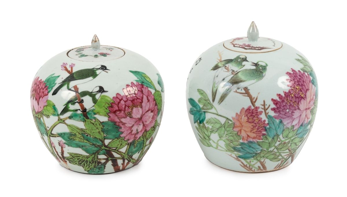 Null 中国，晚清时期（1644-1912年）
潜江蔡氏珐琅彩装饰的两只瓷壶，上面有花枝上的鸟和诗句
高：22厘米和24厘米
 （一个盖子有一个缺口，盖子是连&hellip;