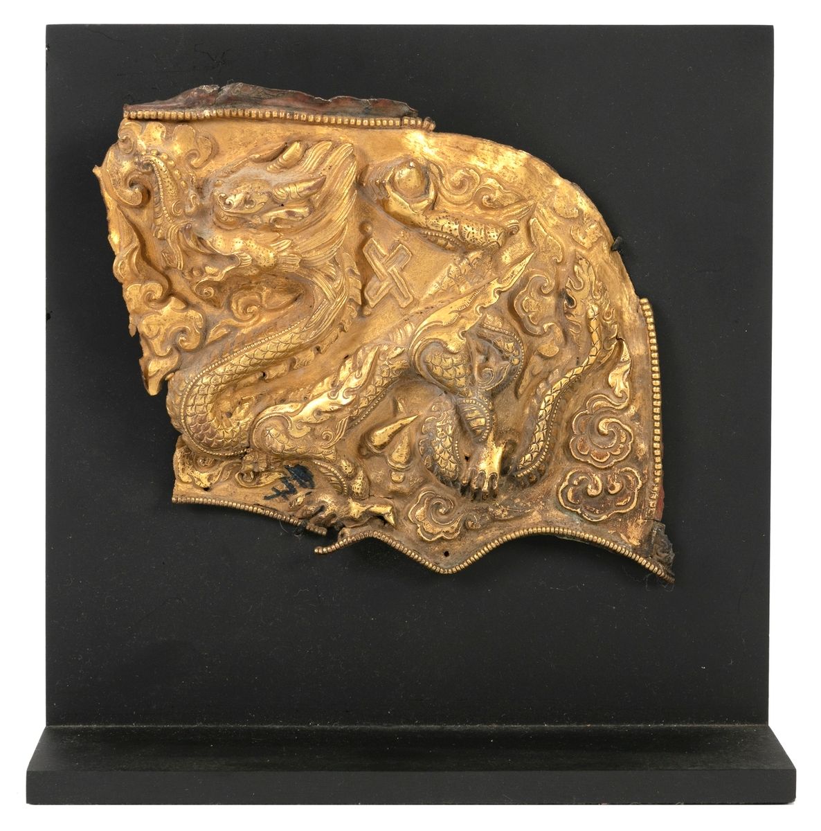 Null 西藏，17-18世纪
片段，浮雕版，描绘龙Kala用爪子抓着不朽之石。
15 x 17 cm
 （小孔）。