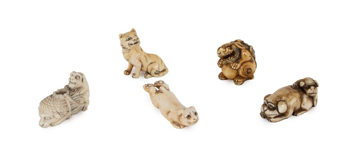 Null Japan, Meiji period (1868-1912)
Lot comprising five carved ivory netsuke wi&hellip;