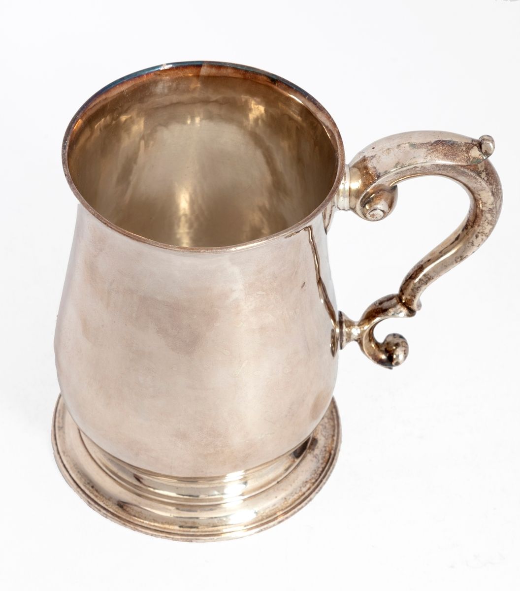 Null 带柄银杯。18世纪的英国作品，字母日期为 "U"。
银器大师Fuller White。
高度：12.5厘米
重量：380克