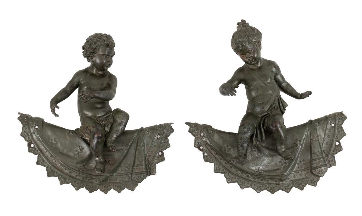 Null 一对可能是铜化的装饰件，形式是帷幕，上面有一个圆形的坐着的普托
19世纪末至20世纪初
高度：45和48厘米
 （事故和修复）。