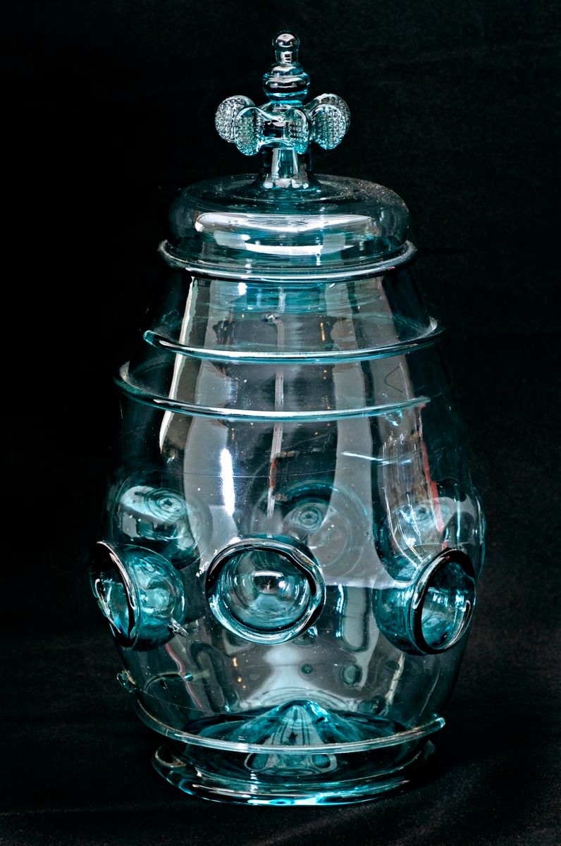Null 蓝玻璃盖罐，装饰有应用螺旋和回旋的凸面体
17世纪的威尼斯作品
高度：28.5厘米
 （缺少螺旋）。