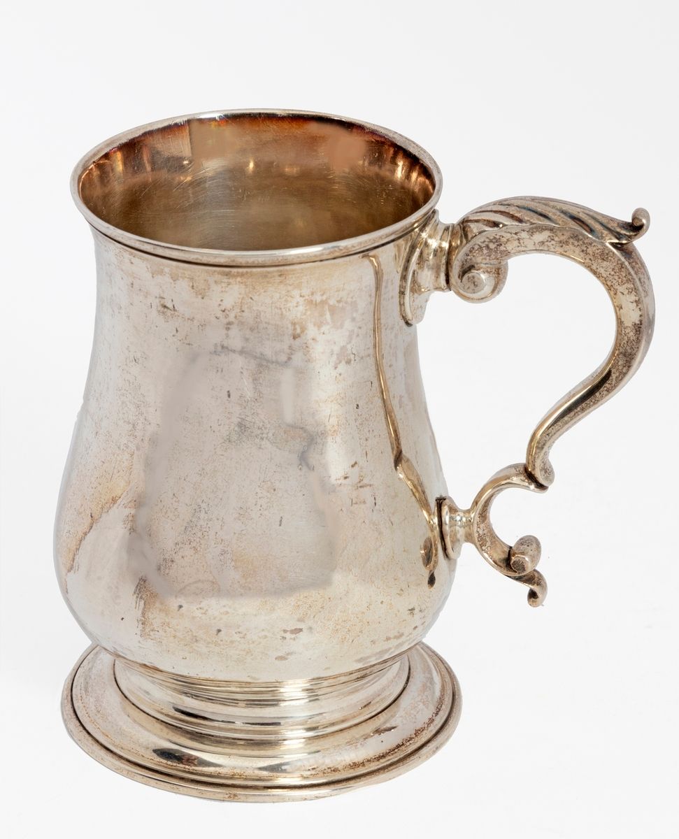 Null 带柄银杯。18世纪的英国作品，字母日期为 "U"，金匠大师Francis Crump（1755-1772）。
高度：12 cm
重量：327 g