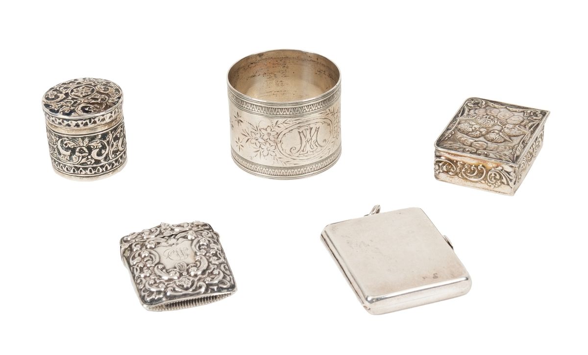 Null 拍品包括两个英国银盒和一个箱子，一个英国银制彩色玻璃照片架和一个Wolfers银制餐巾架。
毛重：215克
 （玻璃器皿的意外）。