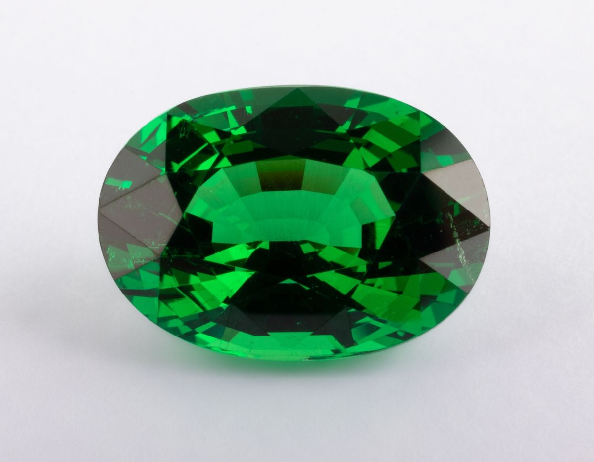 Null 天然沙弗莱石石榴石，2.23克拉，椭圆形混合尺寸，深而浓的绿色。这种绿色具有非凡的透明度和质量，具有电光石火的光泽，是高级珠宝品质沙弗莱石的典型特征。&hellip;