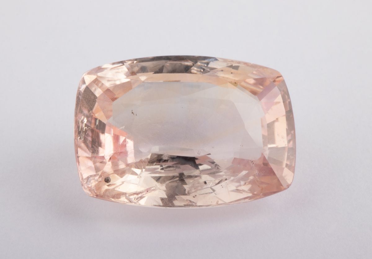 Null Ein 13,31 ct. Modifizierter, länglicher Padparadscha-Saphir im Kissenschlif&hellip;